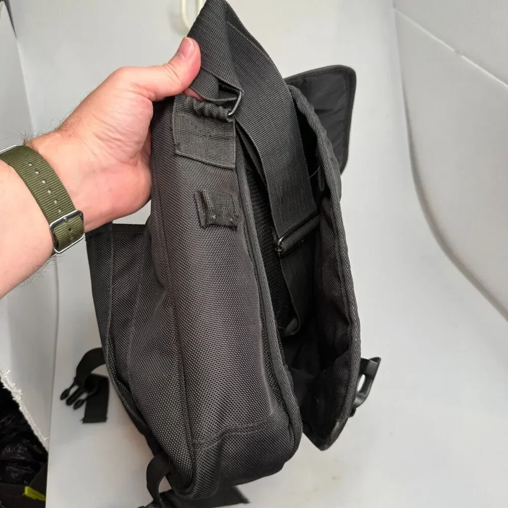 Wenger Swiss Army Laptop Messenger Bag Black Flap-Over Fits 15.6